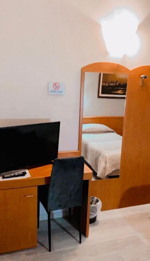 La Lanterna Hotel โคลอร์โน ภายนอก รูปภาพ