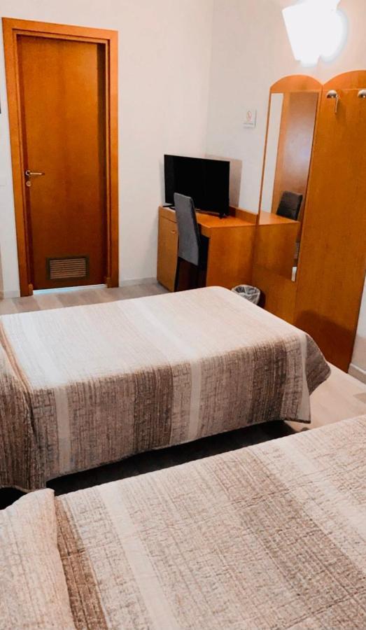 La Lanterna Hotel โคลอร์โน ภายนอก รูปภาพ