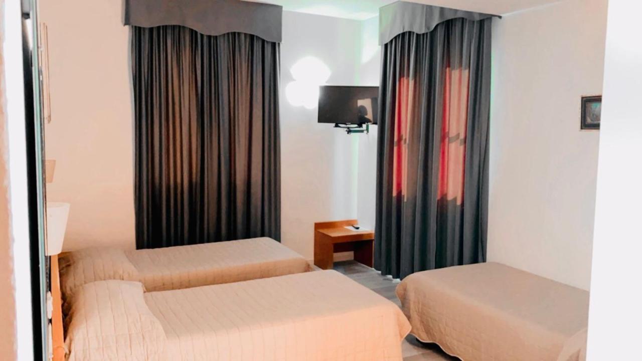 La Lanterna Hotel โคลอร์โน ภายนอก รูปภาพ