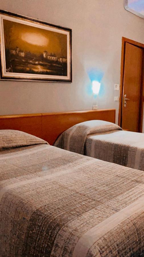 La Lanterna Hotel โคลอร์โน ภายนอก รูปภาพ