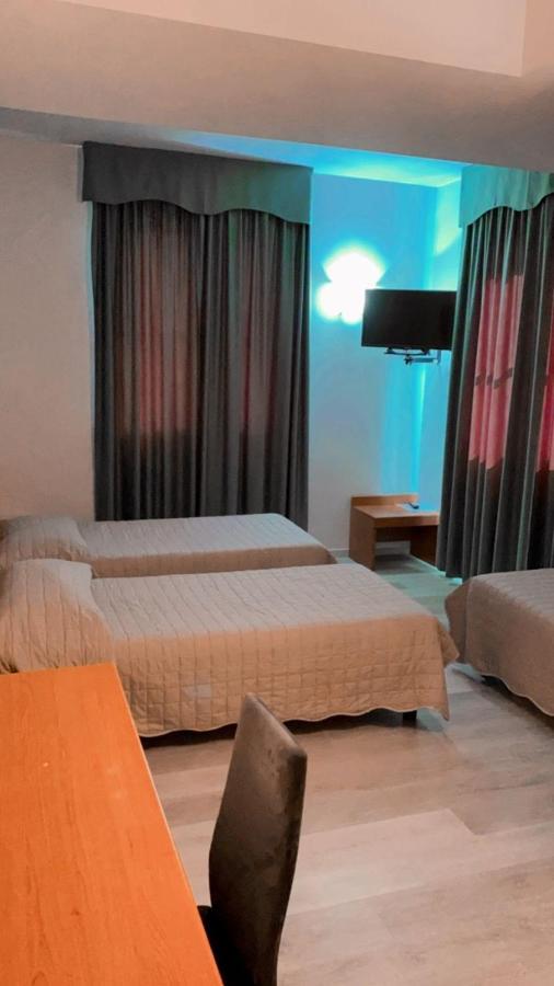 La Lanterna Hotel โคลอร์โน ภายนอก รูปภาพ