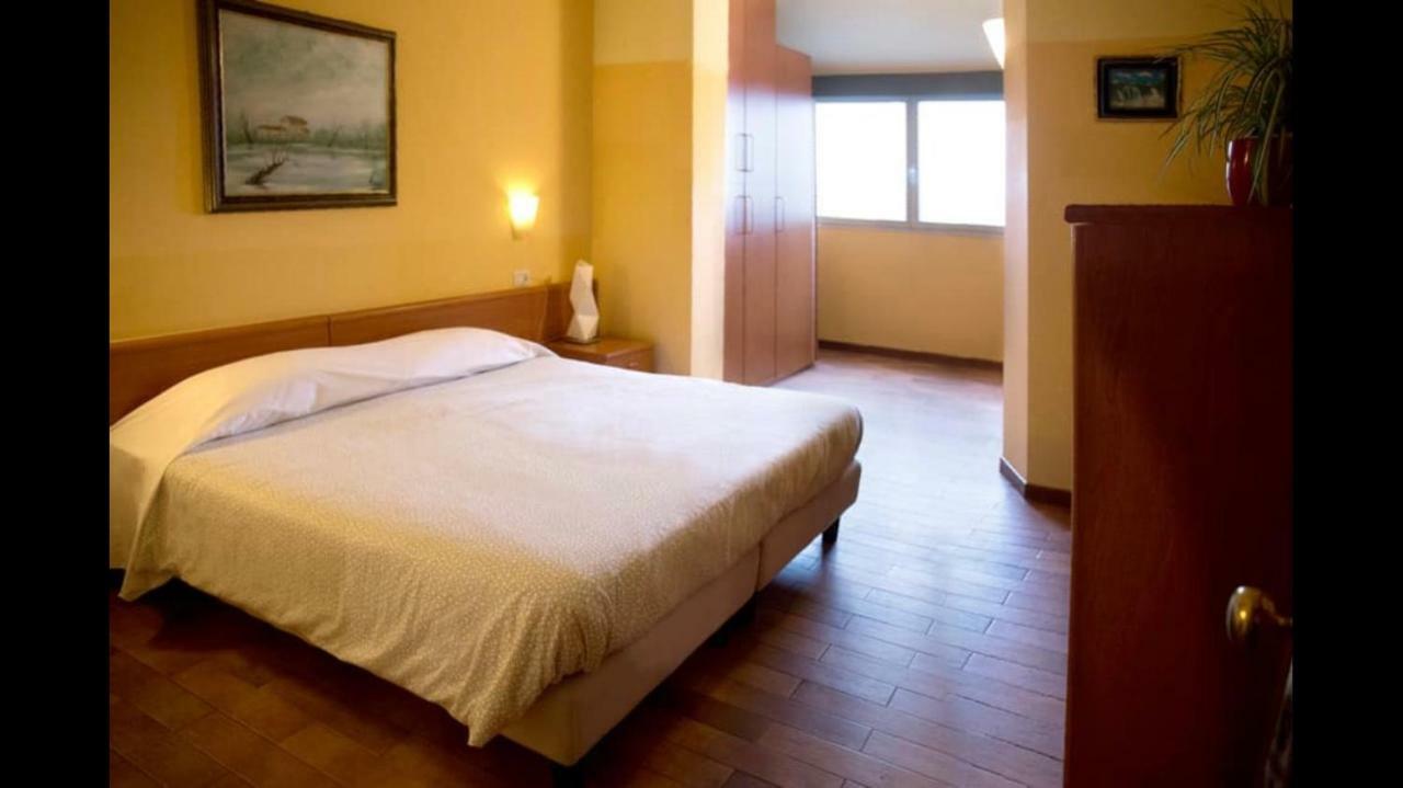 La Lanterna Hotel โคลอร์โน ภายนอก รูปภาพ